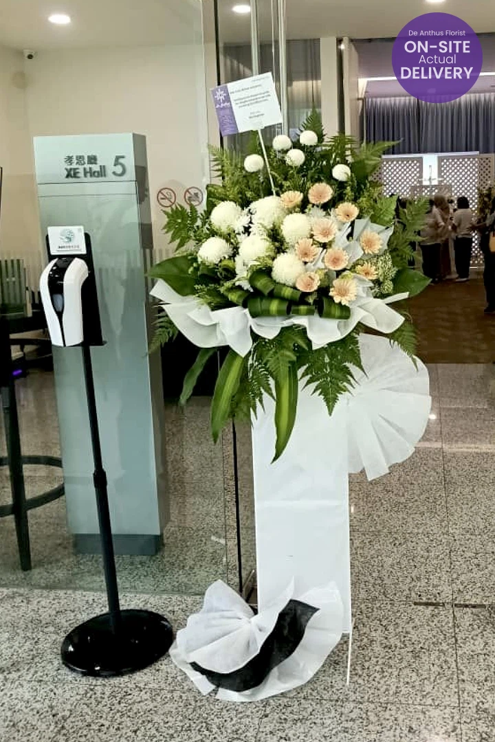 De Anthus Condolence Wreath SYF-17 displayed in front of Hall 5 at Xiao En Centre, Cheras KL