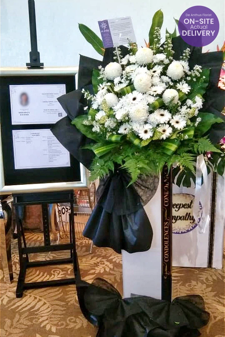 De Anthus Condolence Wreath SYF-38 displayed at Xiao En Centre, Cheras KL