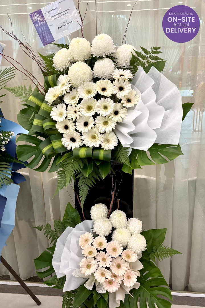 De Anthus Condolence Wreath SYF-50 displayed at Nirvana Center Shah Alam Parlour in Jalan Pusaka 21/1