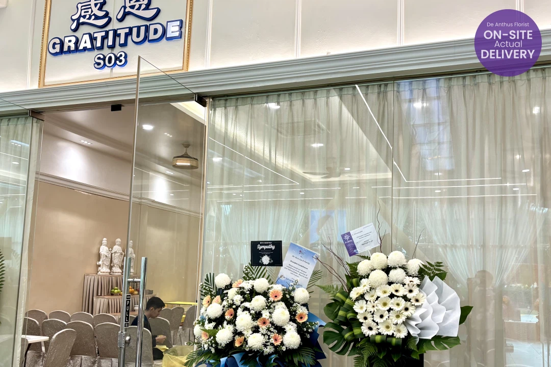 De Anthus Condolence Wreath SYF-50 displayed in front of S03 Gratitude Hall at Nirvana Center Shah Alam, Jalan Pusaka 21/1