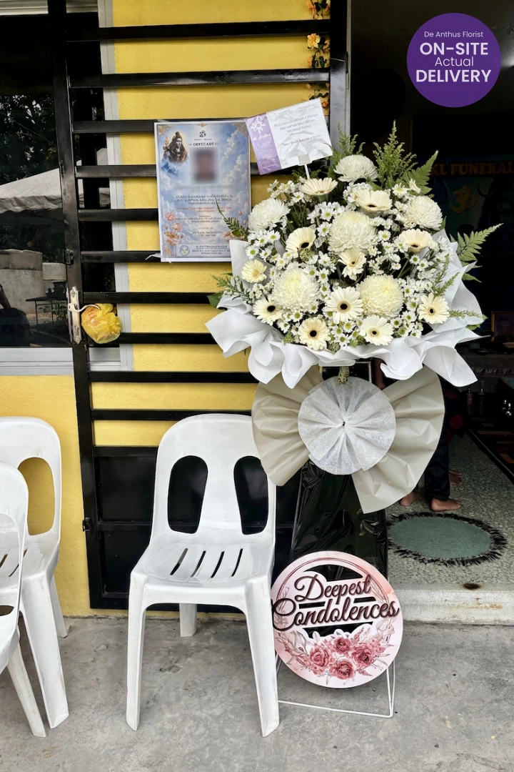 De Anthus Condolence Wreath SYF-19 delivered to a family home for a funeral service