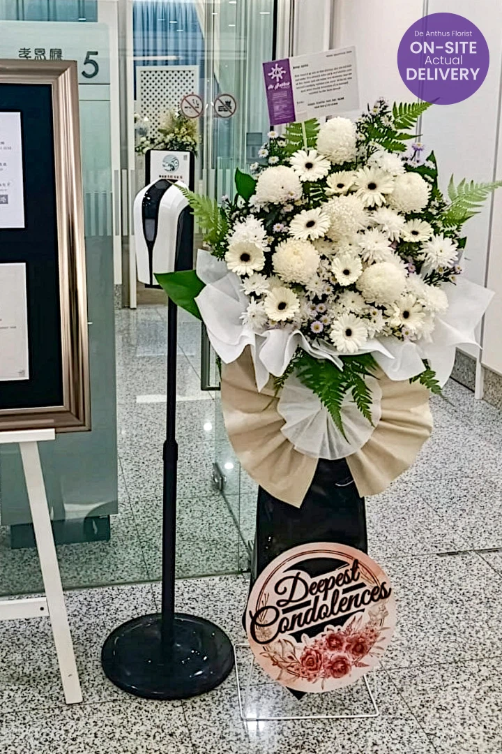 De Anthus Condolence Wreath SYF-19 displayed in front of Hall 5 at Xiao En Centre, Cheras KL