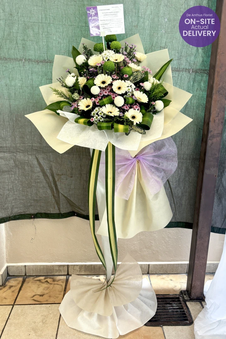 De Anthus Condolence Wreath SYF-26 delivered to a family home for a funeral service